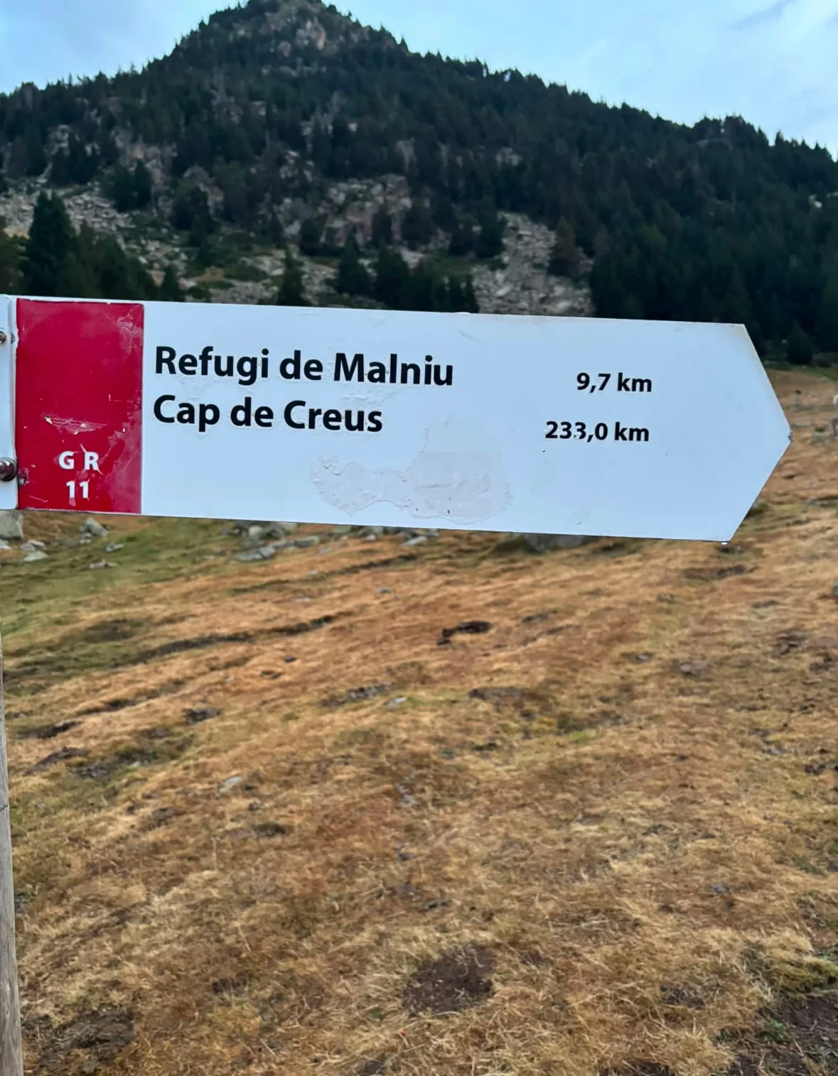 Rozcestník GR 11: Refugi de Malniu 9,7 km a Cap de Creus 233,0 km