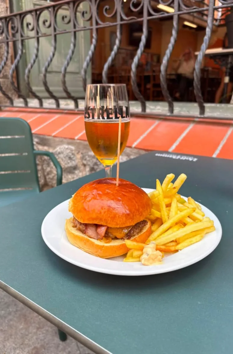 Malá oslava na terase: hamburger, hranolky a sklenice piva