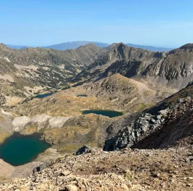 Tyrkysová horská jezera pod skalnatými pyrenejskými hřebeny