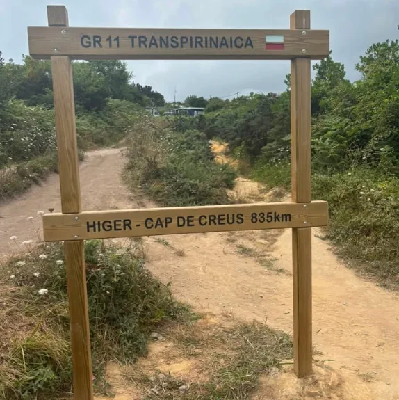 Dřevěná brána GR 11 Transpirinaica s nápisem Higer–Cap de Creus 835 km