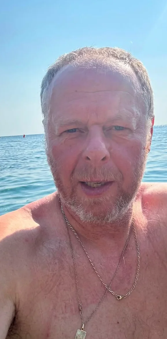 Toulavý Vlk u moře pod modrou oblohou